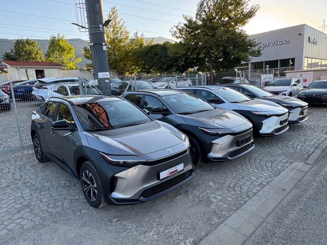 Toyota bZ4X Luxury Premium/NAVI/PANO/KAM/Full...ГАРАНЦИЯ!! - автомобили, коли, обяви за нови и употребявани 3
