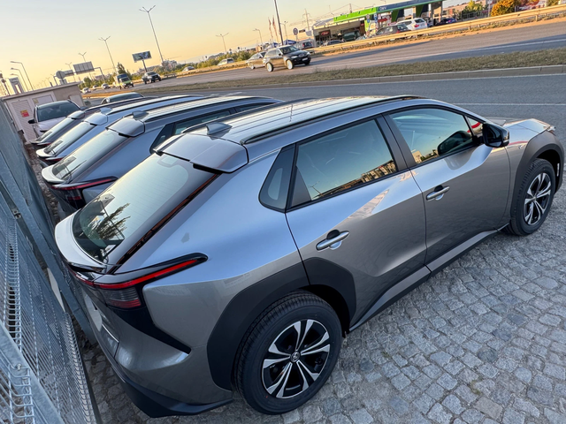Toyota bZ4X Luxury Premium/NAVI/PANO/KAM/Full...ГАРАНЦИЯ!! - автомобили, коли, обяви за нови и употребявани 9