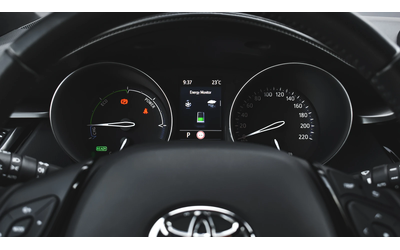 Toyota C-HR 2.0 Hybrid Club Automatic - автомобили, коли, обяви за нови и употребявани 13