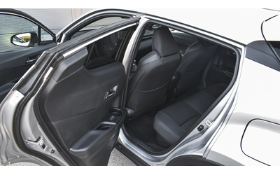 Toyota C-HR 2.0 Hybrid Club Automatic - автомобили, коли, обяви за нови и употребявани 8