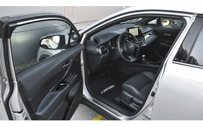 Toyota C-HR 2.0 Hybrid Club Automatic - автомобили, коли, обяви за нови и употребявани 7