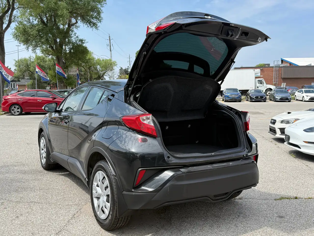 Toyota C-HR LE l FWD l CarPlay l Eco Vehicle l 2.0L l 4Cyl l Front Wheel Drive - автомобили, коли, обяви за нови и употребявани 11