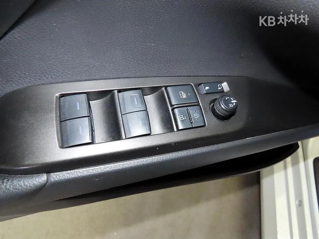 Toyota Camry 2.5 - автомобили, коли, обяви за нови и употребявани 12