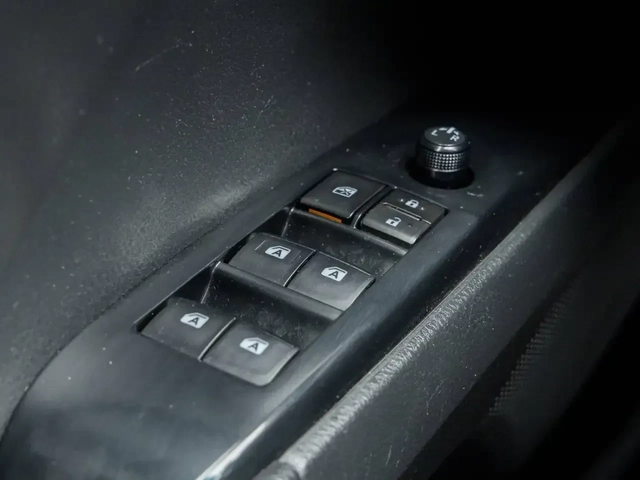 Toyota Corolla SE - автомобили, коли, обяви за нови и употребявани 9