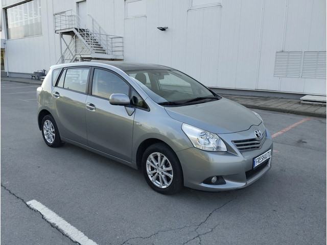 Toyota Corolla verso 2.0D4D - автомобили, коли, обяви за нови и употребявани 1