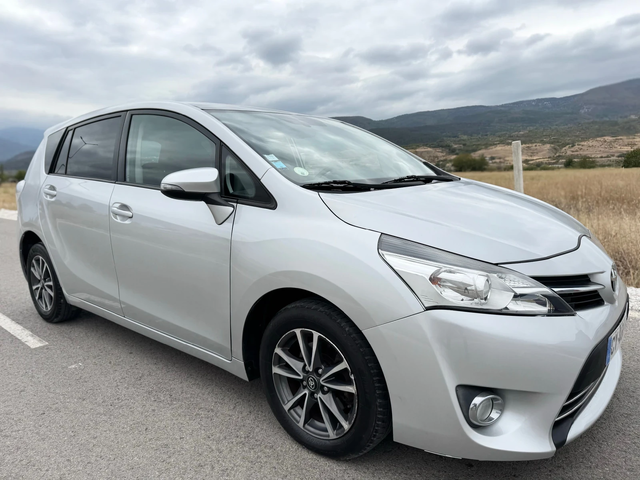 Toyota Corolla verso 2.0D-4D 126кс FACELIFT / NAVI / CAMERA / PANORAMA - автомобили, коли, обяви за нови и употребявани 2