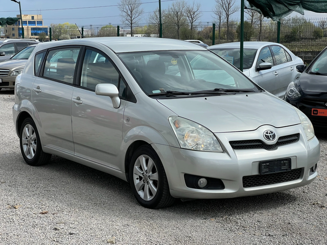 Toyota Corolla verso 2.2 D4D - автомобили, коли, обяви за нови и употребявани 2
