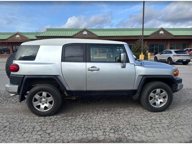 Toyota Fj cruiser 4WD - автомобили, коли, обяви за нови и употребявани 2