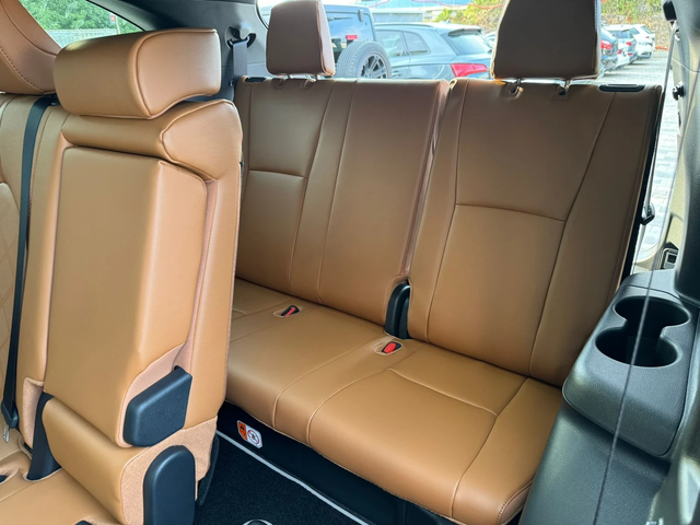Toyota Highlander 2, 5-Hybrid/4x4/Luxury/Pano/6+ 1 - автомобили, коли, обяви за нови и употребявани 14