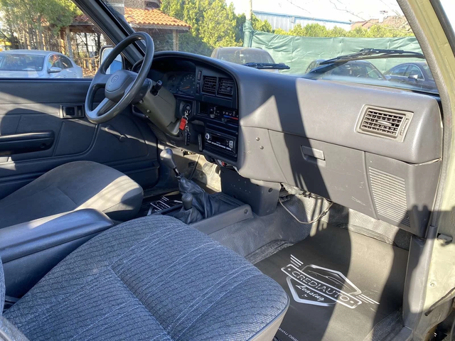 Toyota Hilux 2.4D - автомобили, коли, обяви за нови и употребявани 8