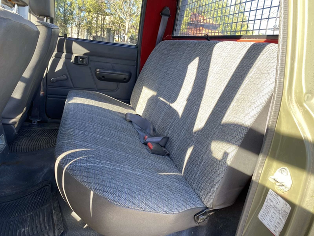 Toyota Hilux 2.4D - автомобили, коли, обяви за нови и употребявани 9