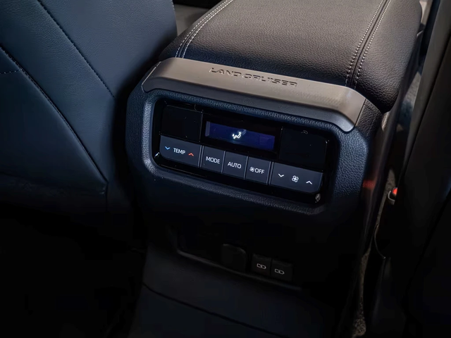 Toyota Land cruiser NEW* EXECUTIVE* LED LIGHTS* 360* - автомобили, коли, обяви за нови и употребявани 13