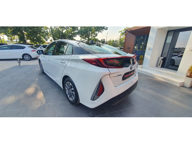 Toyota Prius PLUG IN HYBRID - автомобили, коли, обяви за нови и употребявани 4
