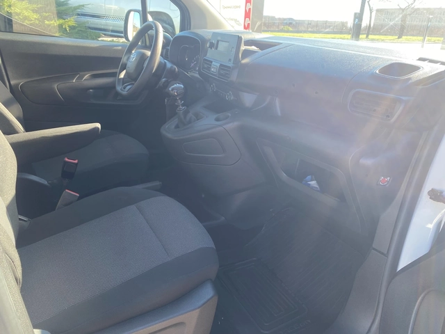 Toyota Proace City 1.2T L2 6MT - автомобили, коли, обяви за нови и употребявани 9