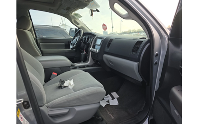 Toyota Sequoia SR5 - автомобили, коли, обяви за нови и употребявани 8