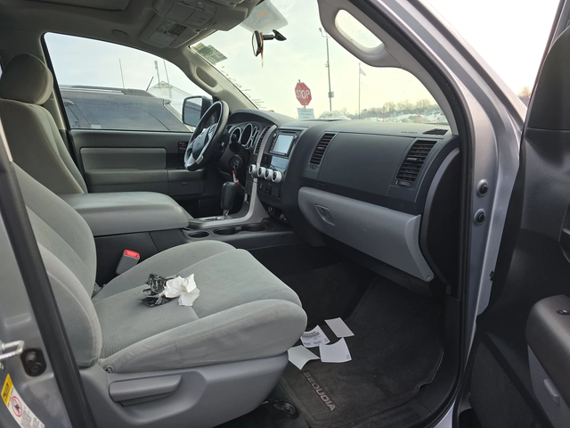 Toyota Sequoia SR5 - автомобили, коли, обяви за нови и употребявани 8