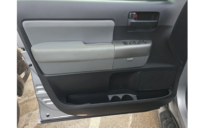 Toyota Sequoia SR5 - автомобили, коли, обяви за нови и употребявани 9