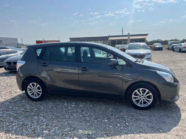 Toyota Verso 2.0 D4D - автомобили, коли, обяви за нови и употребявани 3