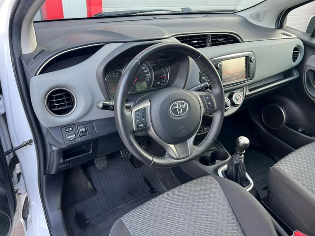 Toyota Yaris 1.4D-4D - автомобили, коли, обяви за нови и употребявани 8