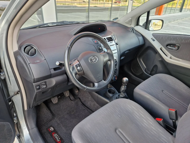 Toyota Yaris 1.3 бензин фейслифт 6 скорости - автомобили, коли, обяви за нови и употребявани 6