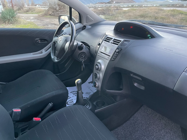 Toyota Yaris 1.3VVTI-KLIMA-ITALIA - автомобили, коли, обяви за нови и употребявани 3
