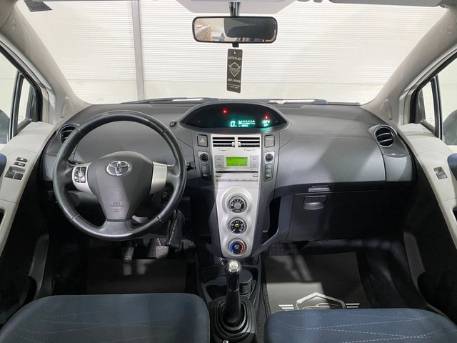 Toyota Yaris 1.3i - автомобили, коли, обяви за нови и употребявани 7