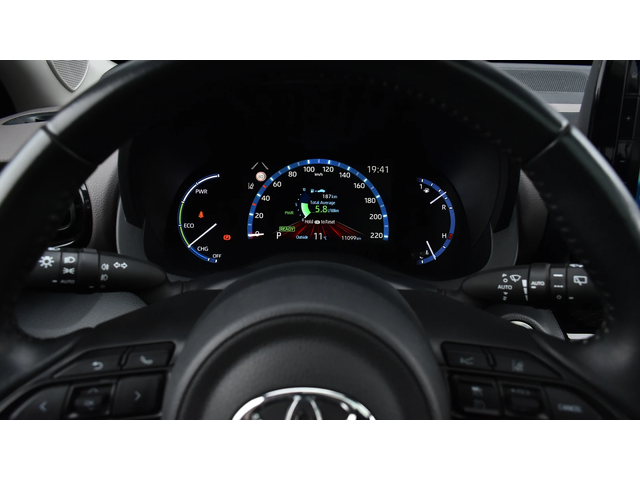 Toyota Yaris Cross 1.5 Hybrid Chic 4x4 Automatic - автомобили, коли, обяви за нови и употребявани 12