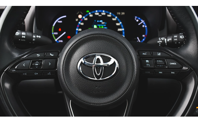 Toyota Yaris Cross 1.5 Hybrid Chic 4x4 Automatic - автомобили, коли, обяви за нови и употребявани 9