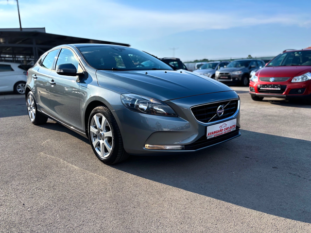 Volvo V40 - автомобили, коли, обяви за нови и употребявани 1