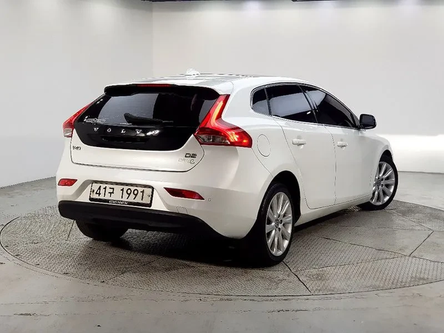 Volvo V40 1.6D - автомобили, коли, обяви за нови и употребявани 3