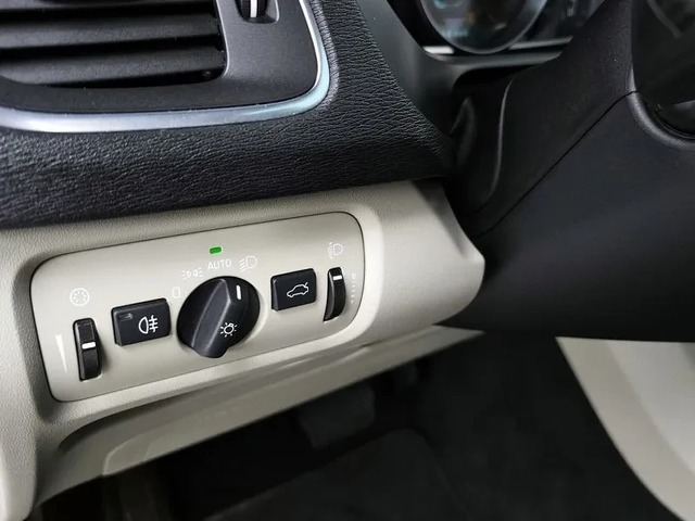 Volvo V40 1.6D - автомобили, коли, обяви за нови и употребявани 13