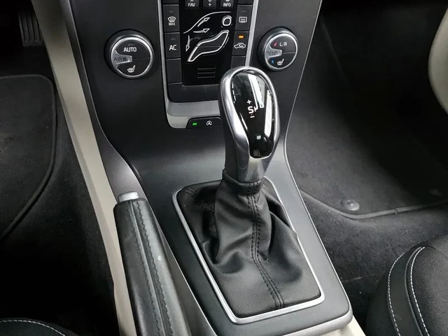 Volvo V40 1.6D - автомобили, коли, обяви за нови и употребявани 8