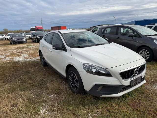 Volvo V40 Cross Country 2.0 D - автомобили, коли, обяви за нови и употребявани 2