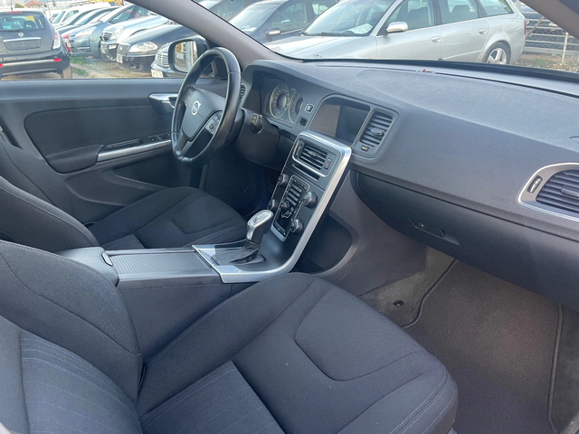 Volvo V60 2.0D3-AVTOMAT - автомобили, коли, обяви за нови и употребявани 3