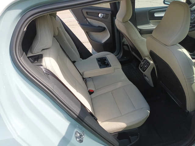 Volvo XC40 AWD/KEYLESS/360 КАМЕРА - автомобили, коли, обяви за нови и употребявани 9