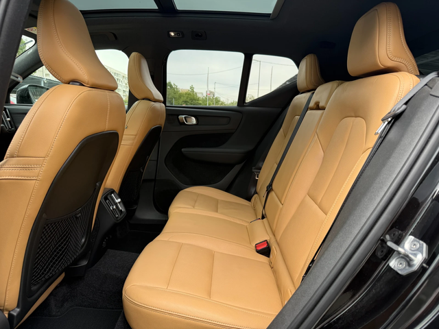 Volvo XC40 D4 AWD - автомобили, коли, обяви за нови и употребявани 8