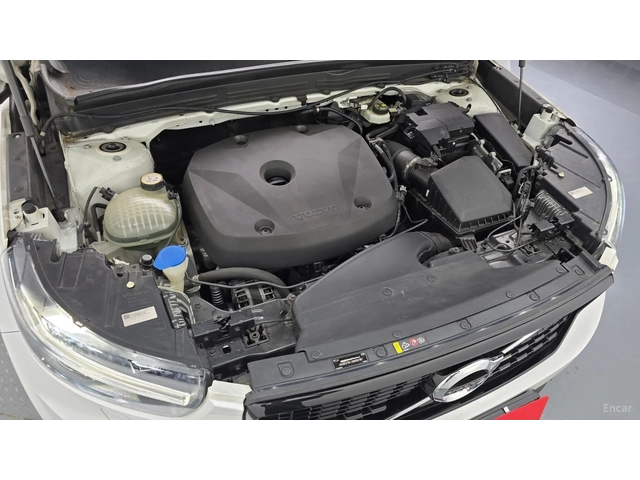 Volvo XC40 T4* R-Design* КОЖА* ПОДГРЕВ* ПАНО* КАМЕРА* - автомобили, коли, обяви за нови и употребявани 4