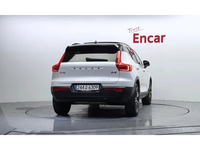 Volvo XC40 B4* R Disign* ПОДГРЕВ ЗАДЕН РЕД* ОБДУХ* FULL* - автомобили, коли, обяви за нови и употребявани 3