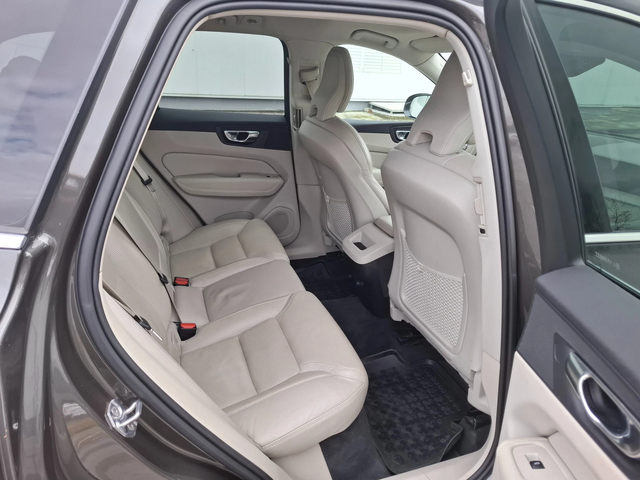 Volvo XC60 2.0HYBRID Face Lift Navi Пдгрев Общуване Камера - автомобили, коли, обяви за нови и употребявани 8