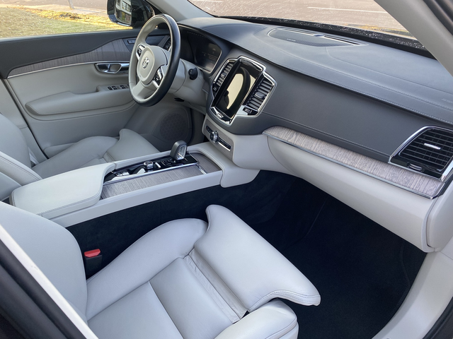 Volvo XC90 B5/ AWD/ MHEV/ Plus Dark - автомобили, коли, обяви за нови и употребявани 9
