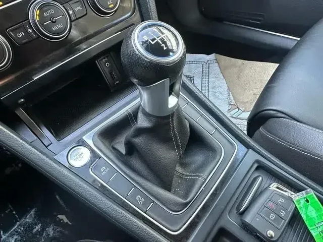 VW Golf АвтоКредит* (ЦЕНА ДО БГ)Golf R 4-Door AWD - автомобили, коли, обяви за нови и употребявани 12