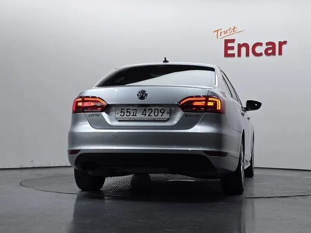 VW Jetta 2.0 TDI - автомобили, коли, обяви за нови и употребявани 3