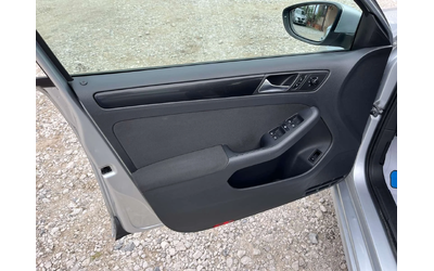 VW Jetta 1.6TDI 105к DSG BLUEMOTION КЛИМАТРОНИК ВНОС ИТАЛИЯ - автомобили, коли, обяви за нови и употребявани 6