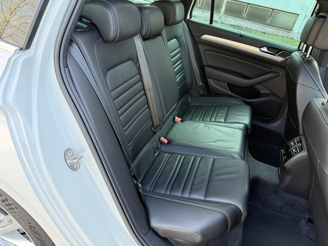 VW Passat 2.0 TSI / 4MOTION / R-Line / SWISS - автомобили, коли, обяви за нови и употребявани 10