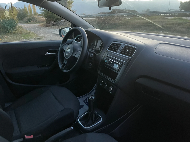 VW Polo 1.6TDI-75-ITALIA - автомобили, коли, обяви за нови и употребявани 4