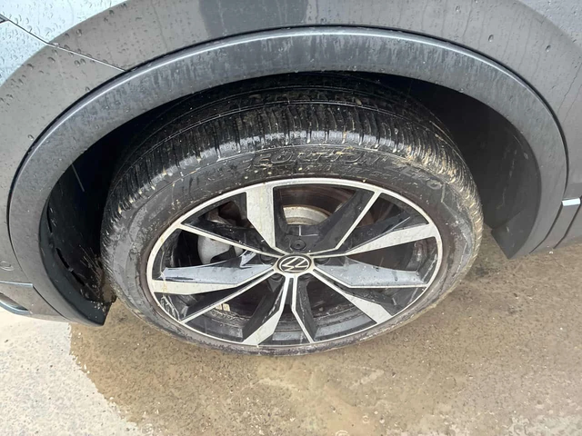 VW Tiguan Highline R Line| ПОДГРЕВ| ОБДУХ| КЛИПОВЕ| CARFAX - автомобили, коли, обяви за нови и употребявани 6