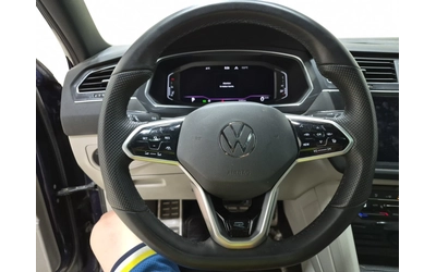 VW Tiguan HIGHLINE R-LINE/AWD/Pano/Camera/2 Комплекта джанти - автомобили, коли, обяви за нови и употребявани 11