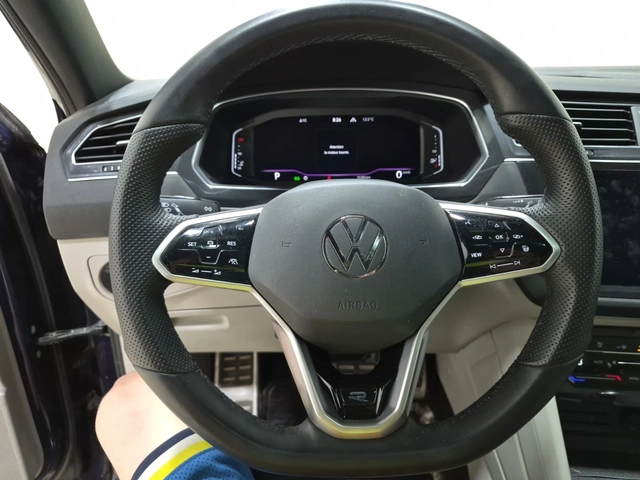 VW Tiguan HIGHLINE R-LINE/AWD/Pano/Camera/2 Комплекта джанти - автомобили, коли, обяви за нови и употребявани 11