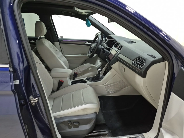 VW Tiguan HIGHLINE R-LINE/AWD/Pano/Camera/2 Комплекта джанти - автомобили, коли, обяви за нови и употребявани 8