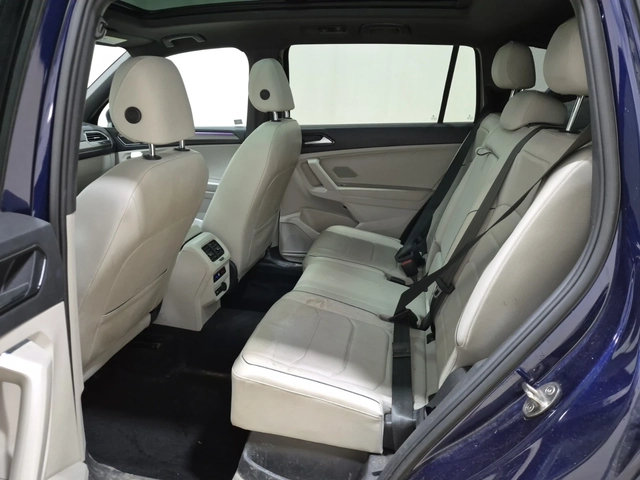 VW Tiguan HIGHLINE R-LINE/AWD/Pano/Camera/2 Комплекта джанти - автомобили, коли, обяви за нови и употребявани 9
